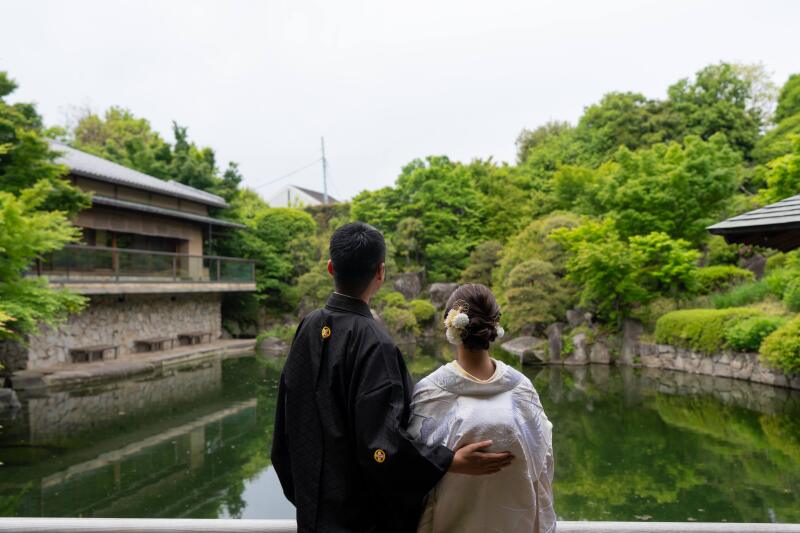 庭園の石段を二人で