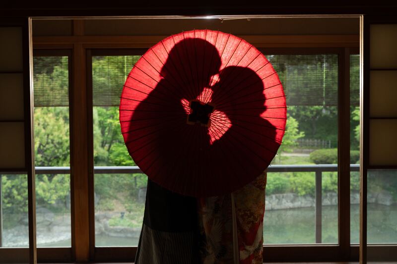 赤い番傘を逆光で透かすクライマックス