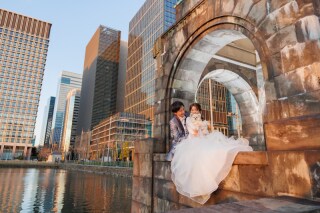 和装はカッチリとスタジオで、洋装は愛犬と東京駅にて