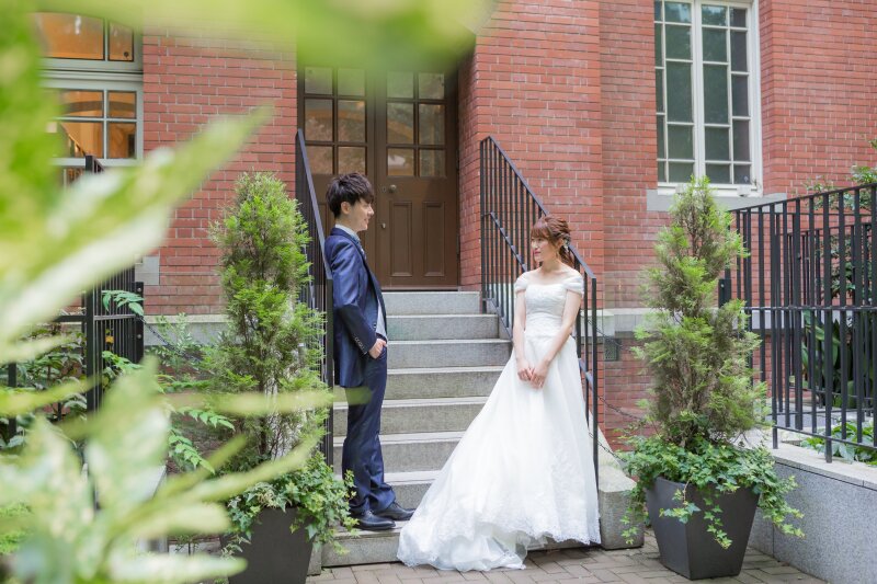 おしゃれなれんがの建物をバックに