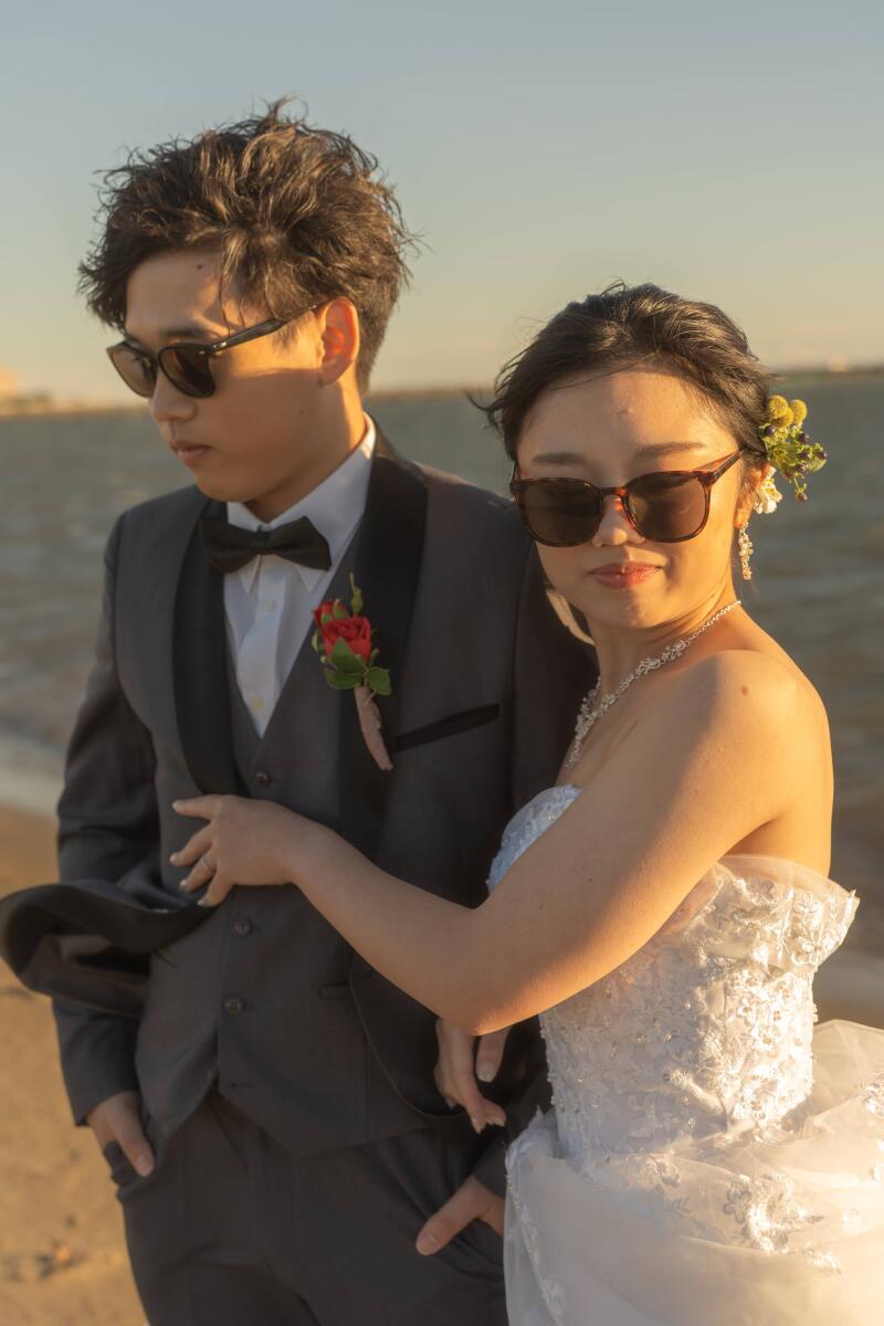 サングラス姿、夕焼け海辺のクールなカット