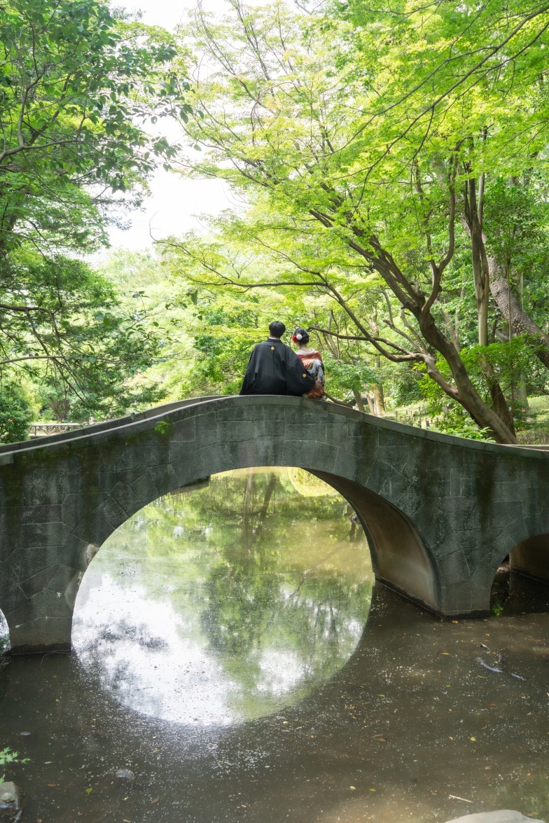 石橋の上にたたずむ後ろ姿
