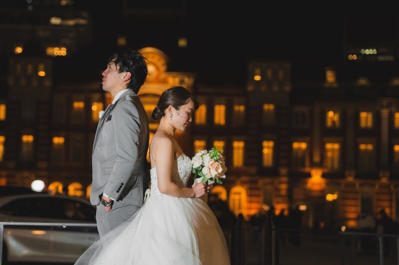 映画のワンシーンのような夜。ご新郎様とご新婦様が楽しむ東京駅前撮りレポートです