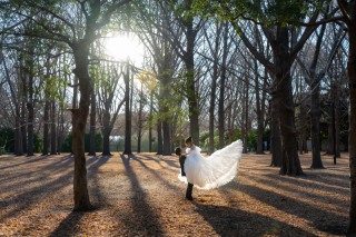冬の柔らかな光から、東京駅のドラマチックな夜景まで残すウエディングフォト