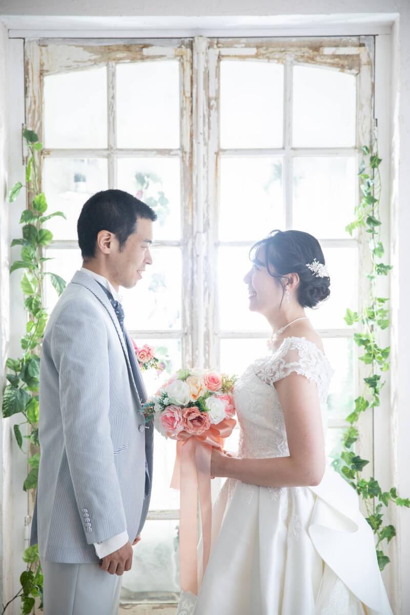 自然光がまばゆい窓に前で向き合いポーズ