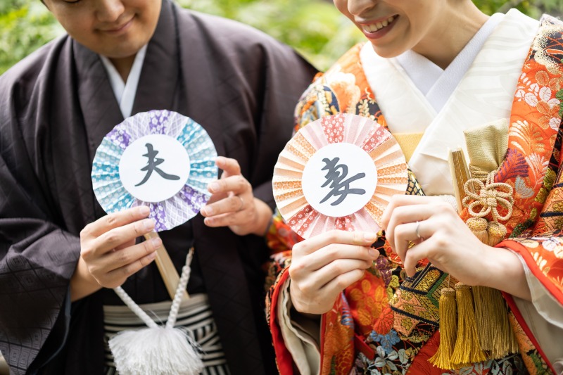 夫と妻の札を手にした二人の手元