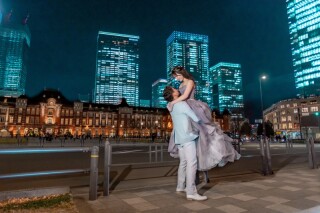 オシャレなカラードレスで東京駅ナイトフォト