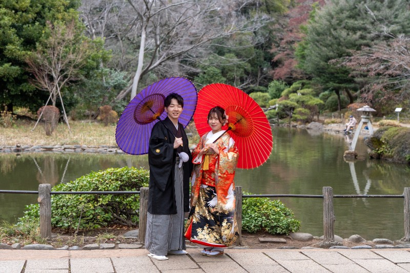 庭園を背景に、感謝を込めて
