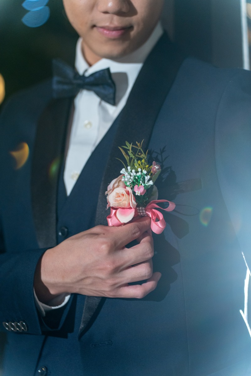 胸元に咲く、誓いの花