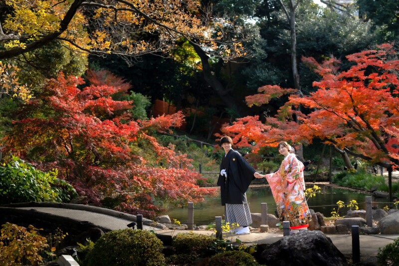 紅葉している庭園を手をつないで
