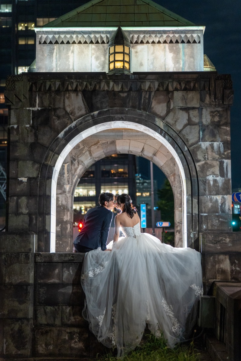 歴史を感じるアーチの中で