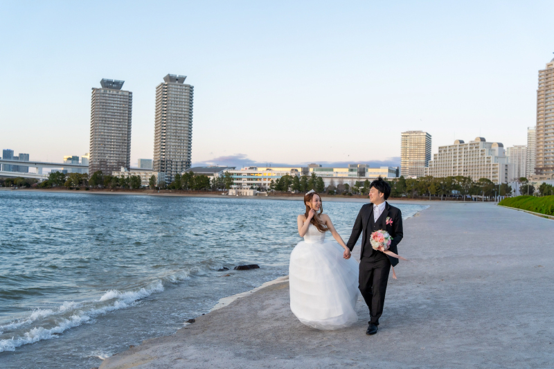 潮風を感じて歩む砂浜