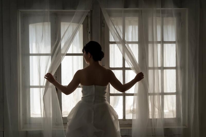 光を纏うご新婦様の姿
