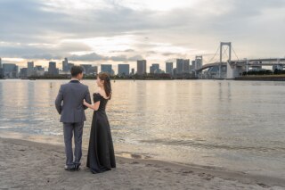 夕暮れのお台場ビーチで叶える、映画のワンシーンのようなお二人だけの特別な前撮り