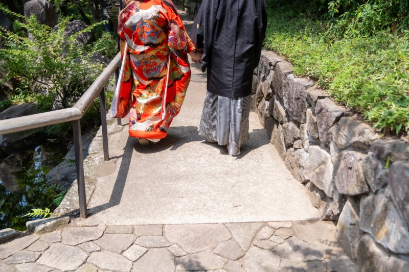 石畳の小道に佇む後ろ姿