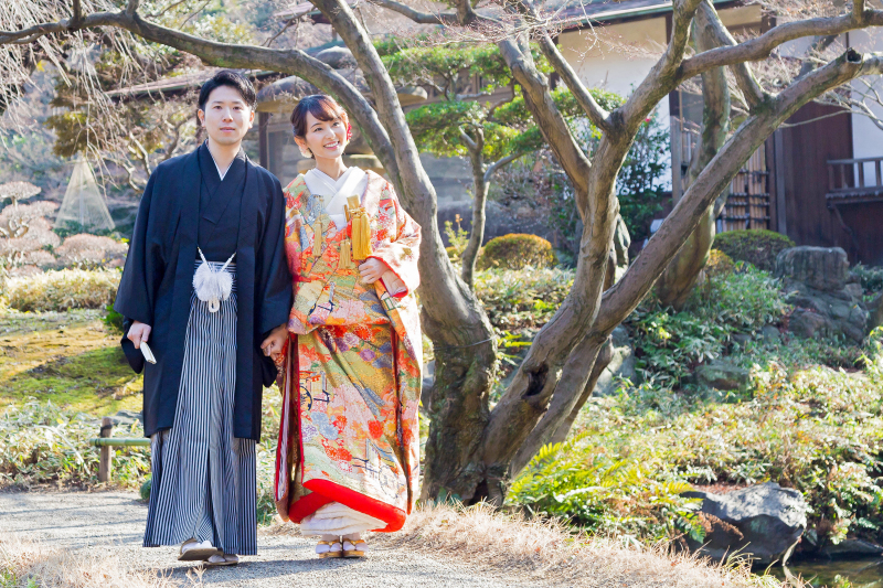 庭園の緑に包まれて歩くお二人