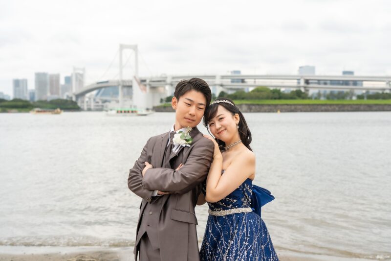 お台場の海辺で寄り添って