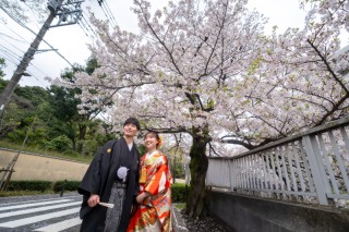 満開の桜と日本庭園で和装前撮り！笑顔あふれるフォトウェディング