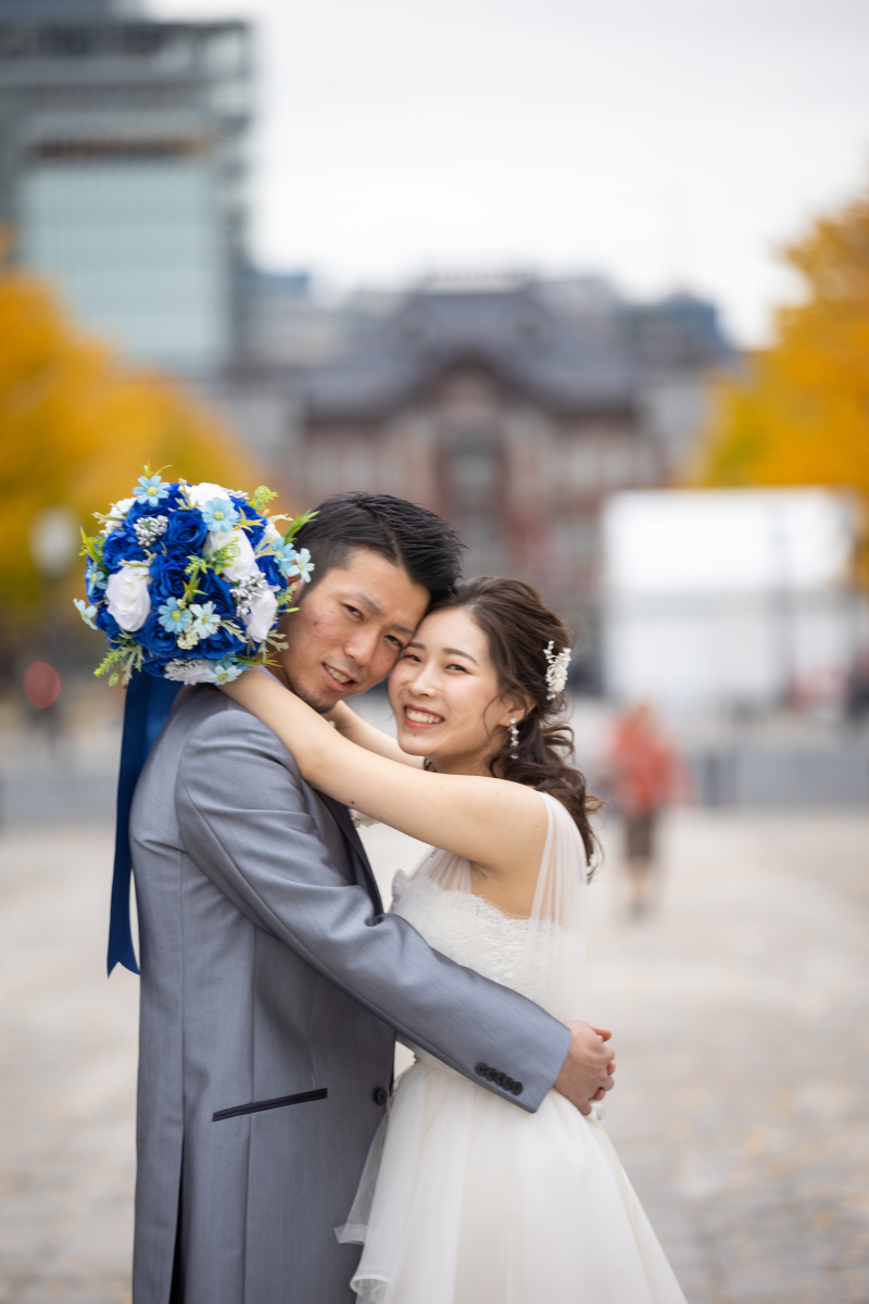 頬を寄せ合い微笑む、銀杏並木を背に