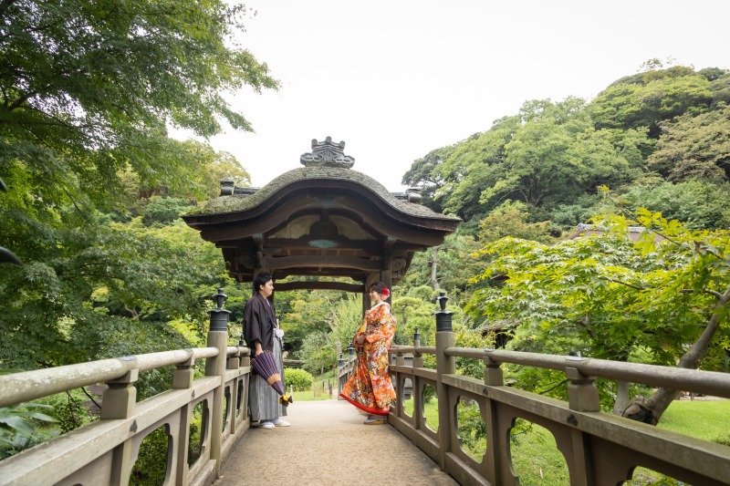 屋根付きの橋の上で向き合う二人