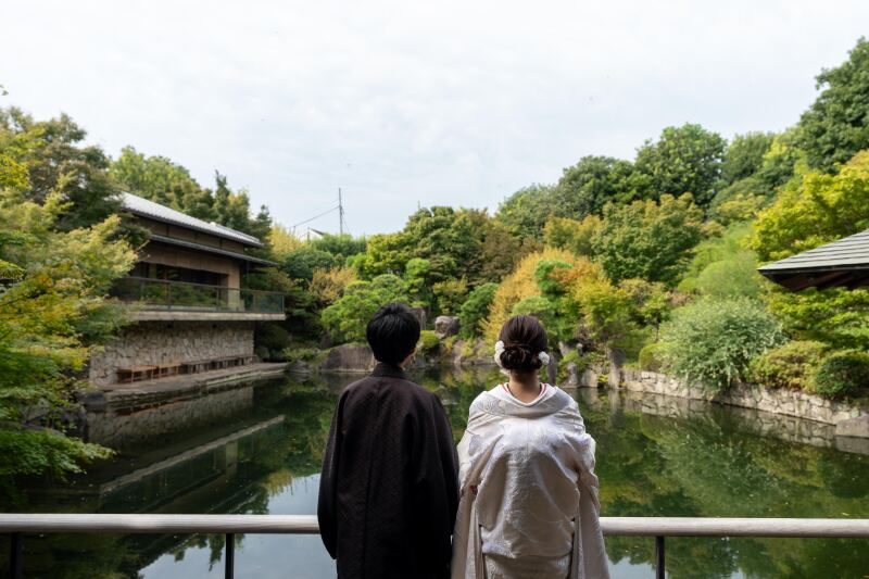 日本庭園で叶える和装前撮り！白無垢と色打掛で綴る、お二人だけの特別な撮影体験記