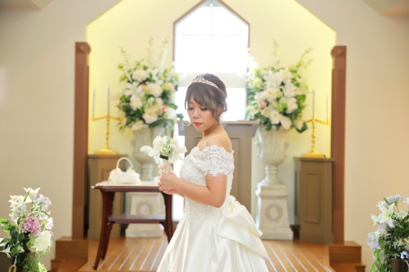 可憐なドレス姿に目を奪われるひととき