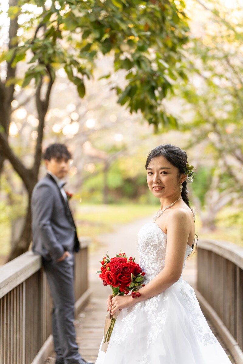 橋の上のナチュラルポートレート