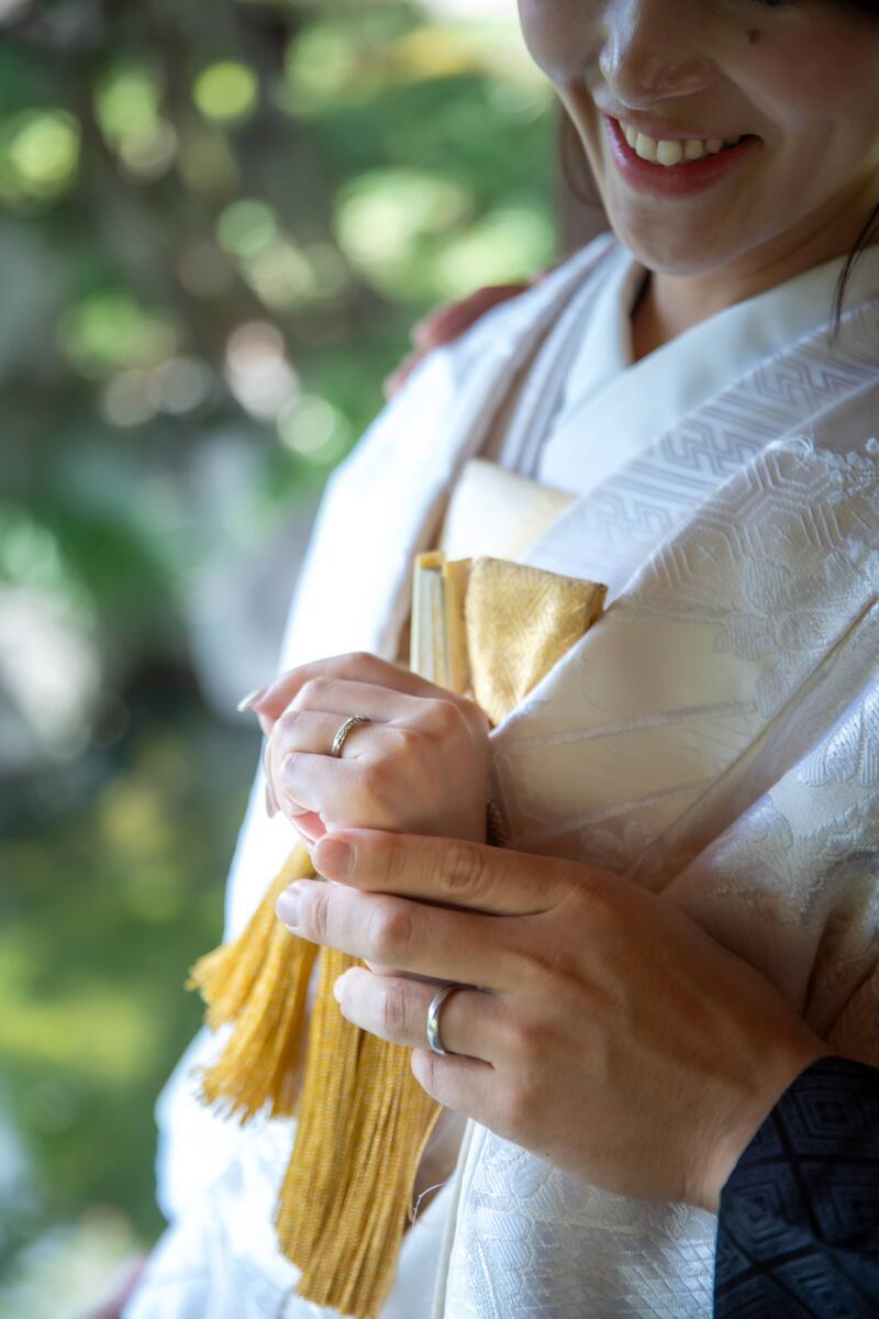 扇を手にほころぶ笑顔