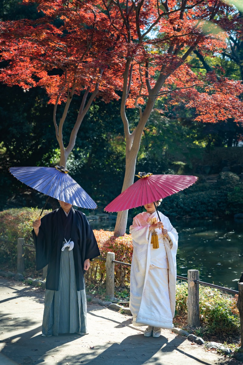 色彩豊かな紅葉と和傘の共演