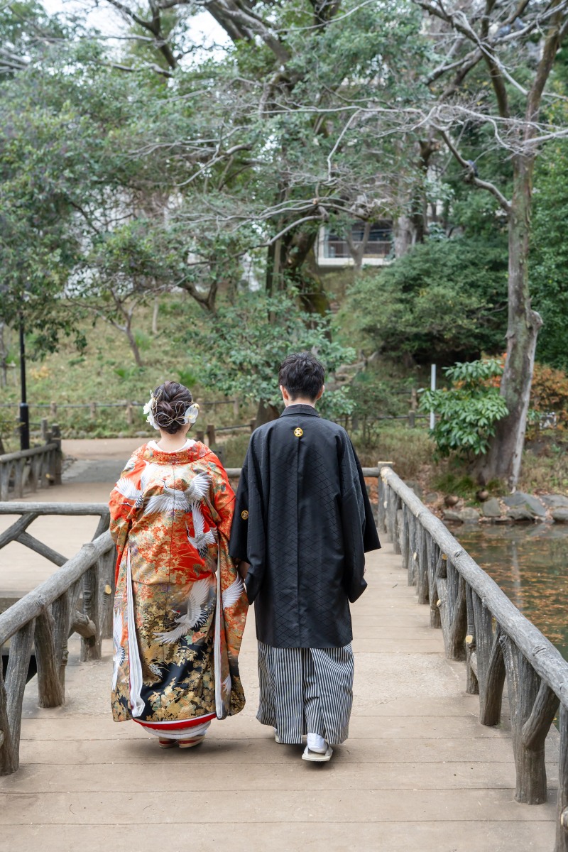 橋の上、寄り添う後ろ姿