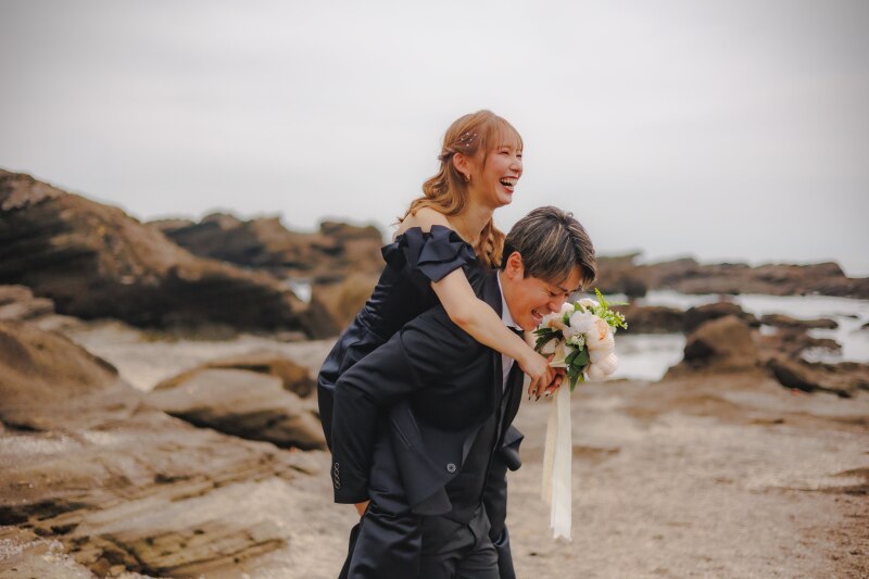 笑顔が弾けるおんぶポーズ