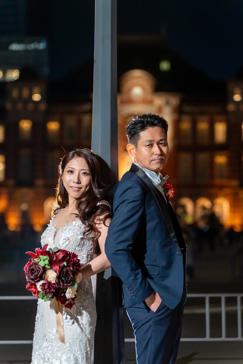 東京駅を背にポーズ