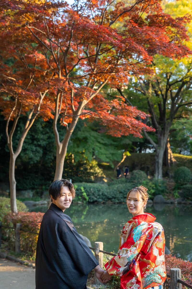 空に映える紅葉と、弾けるお二人の笑顔