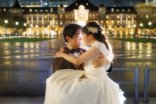 小雨がきらめく東京駅と丸の内周辺でナイトフォト