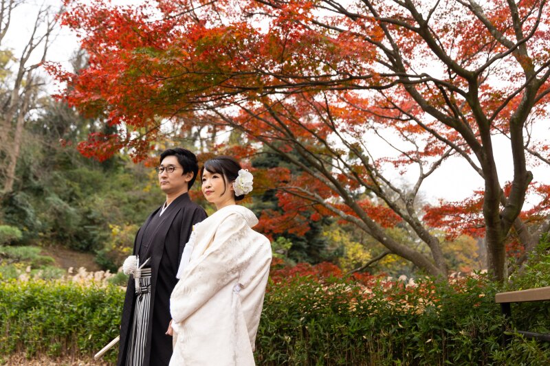 紅葉をバックに