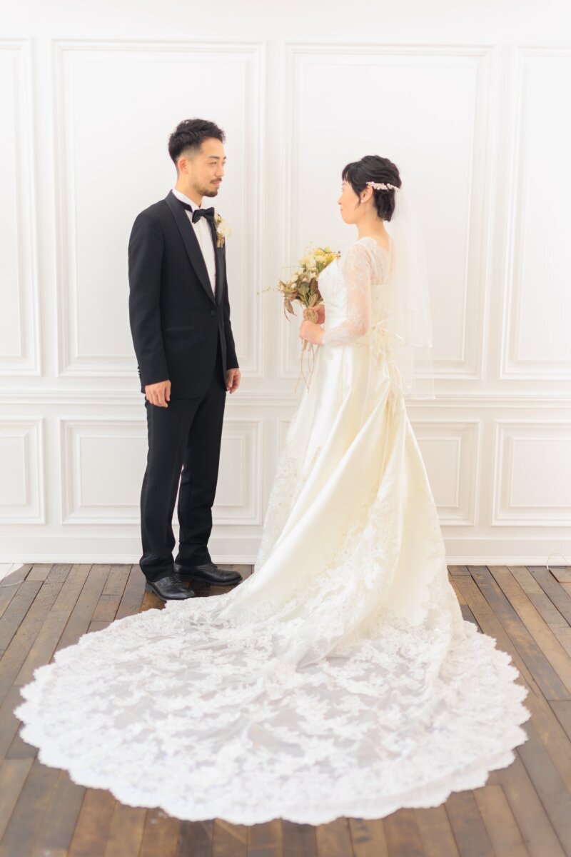 白亜の間で向き合う正装