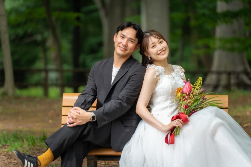 背中合わせでニコニコ笑顔で