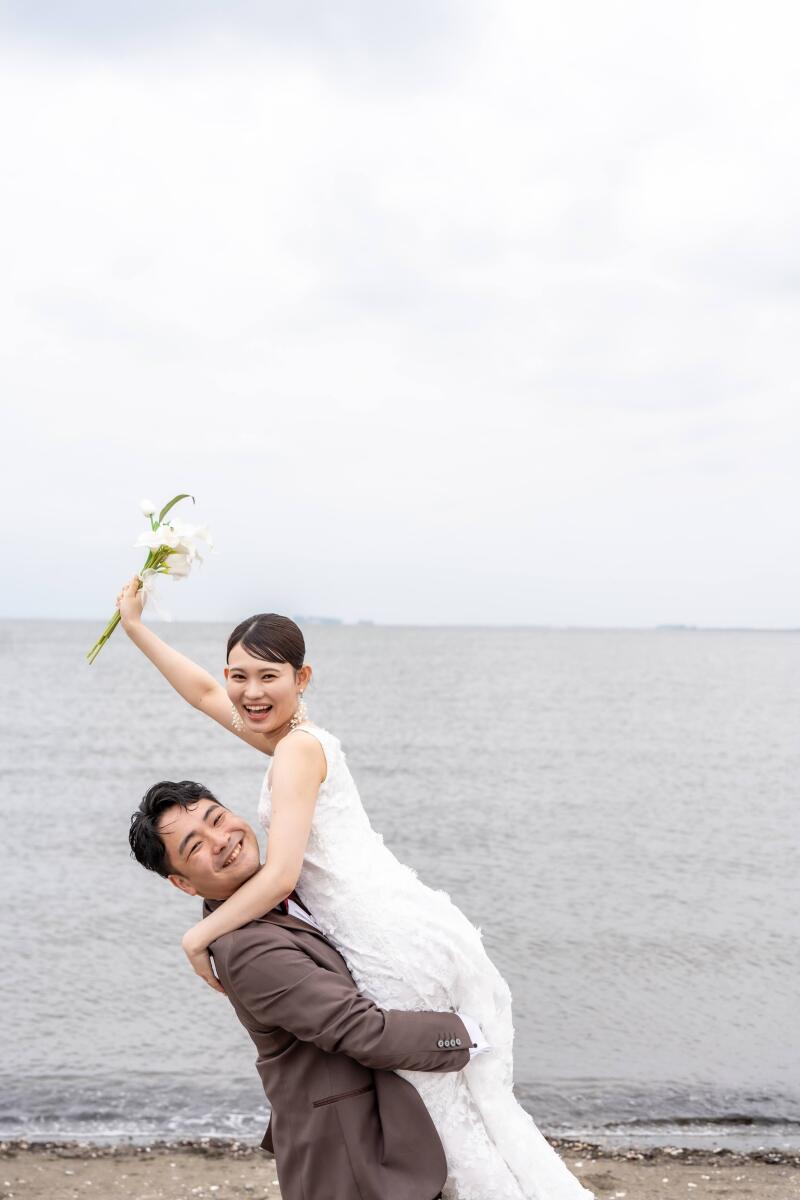ご新婦様を抱え上げて