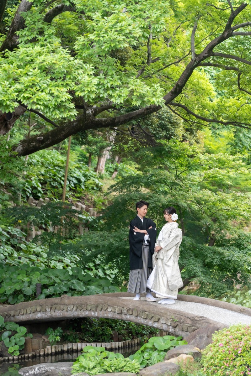 新緑の石橋で見つめ合う