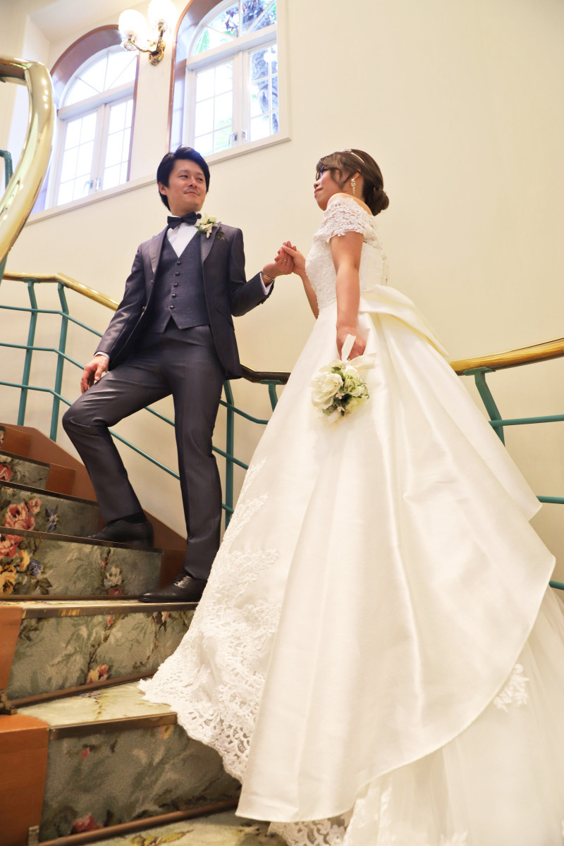 クラシカルな階段で、優雅なエスコート