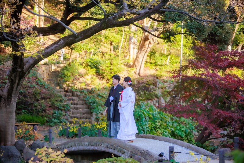 和装といえば日本庭園!橋の上でかっこよく