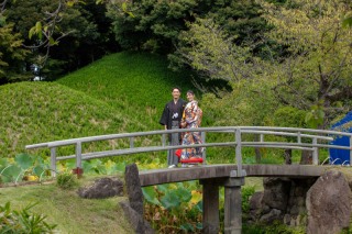 秋の気候のいい気持ちがいい庭園にて和装前撮りロケーション撮影