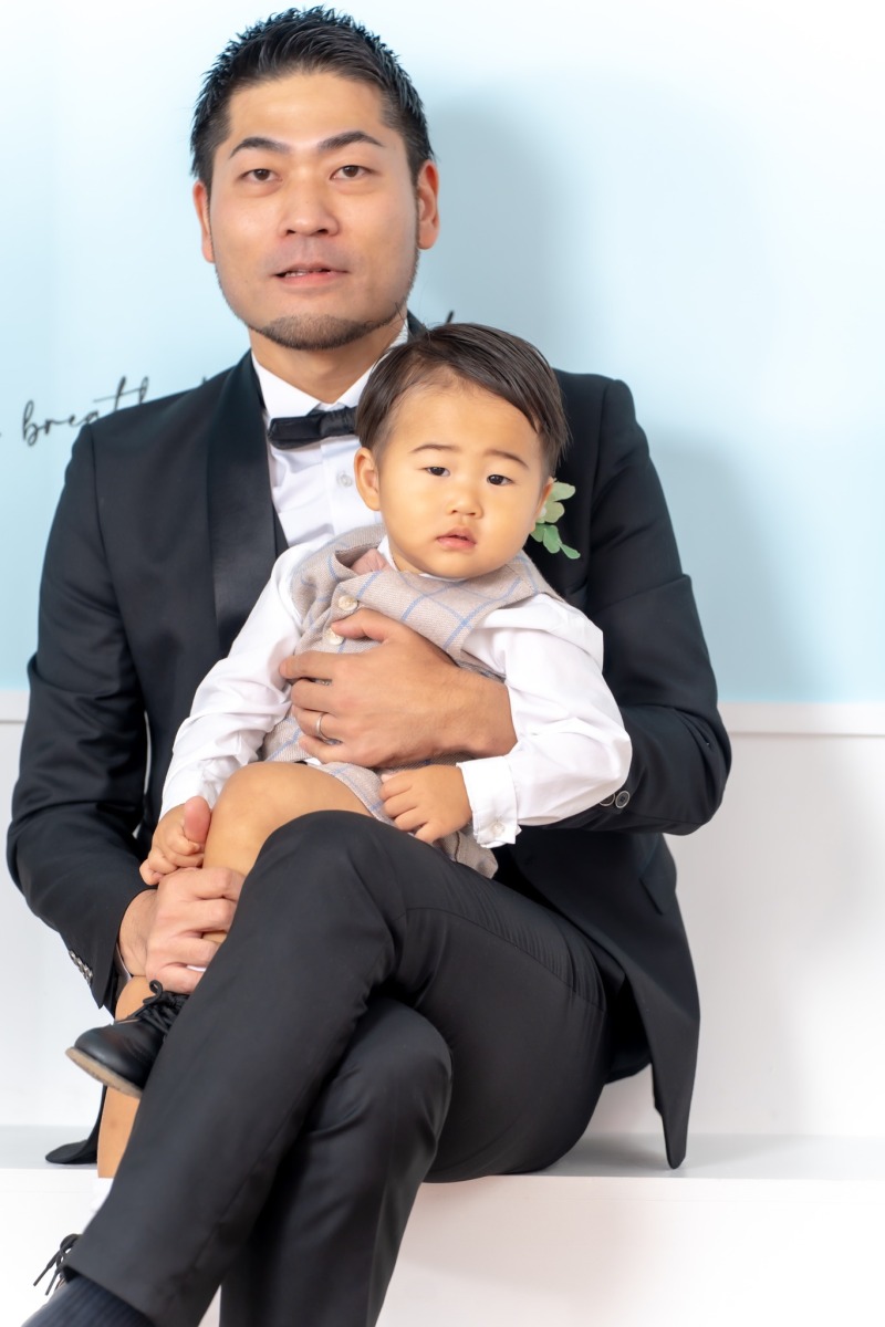 父の腕の中でみせる息子の表情