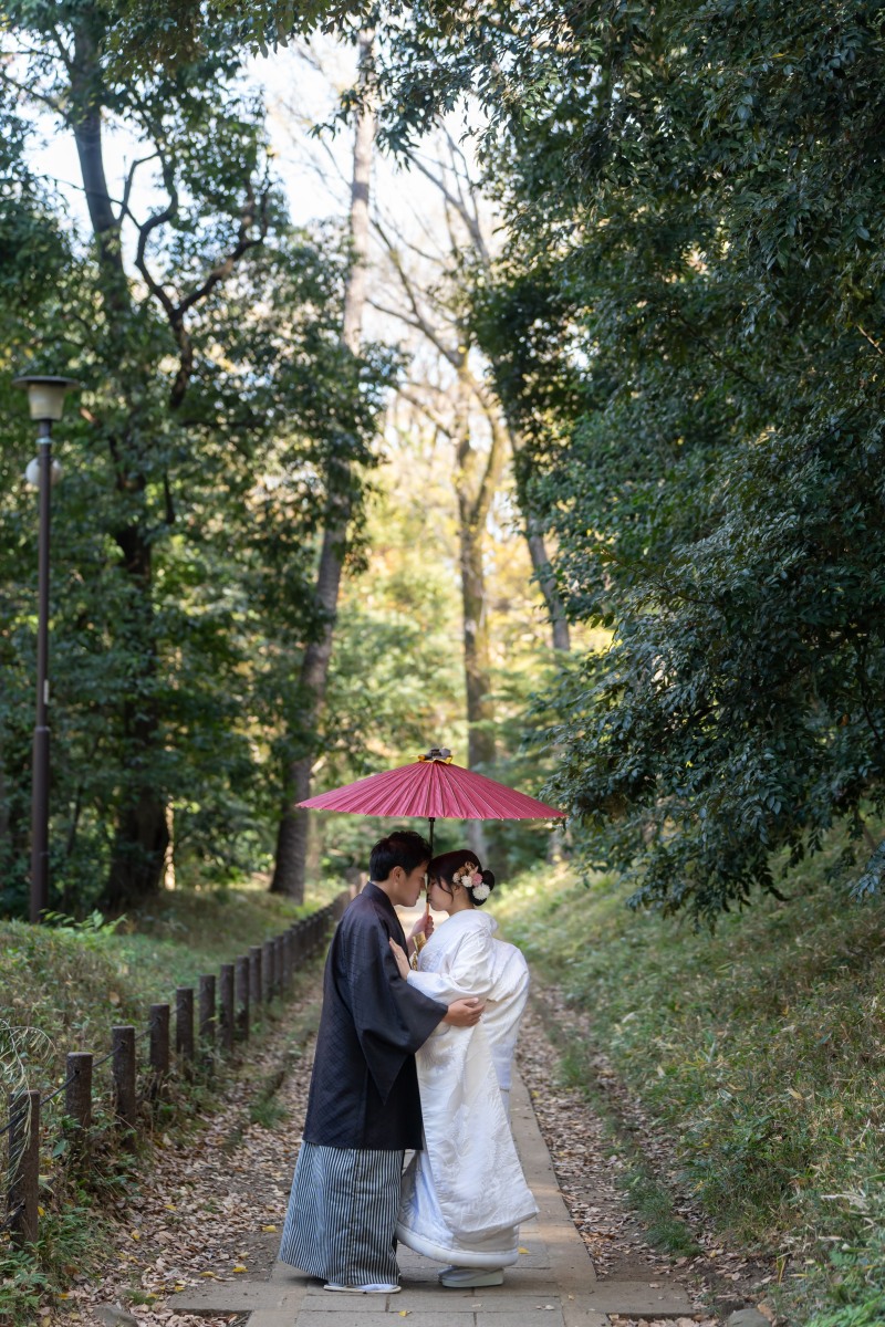 赤い和傘の下、心を通わせて