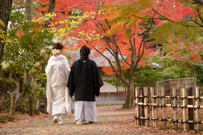 紅葉をバックに