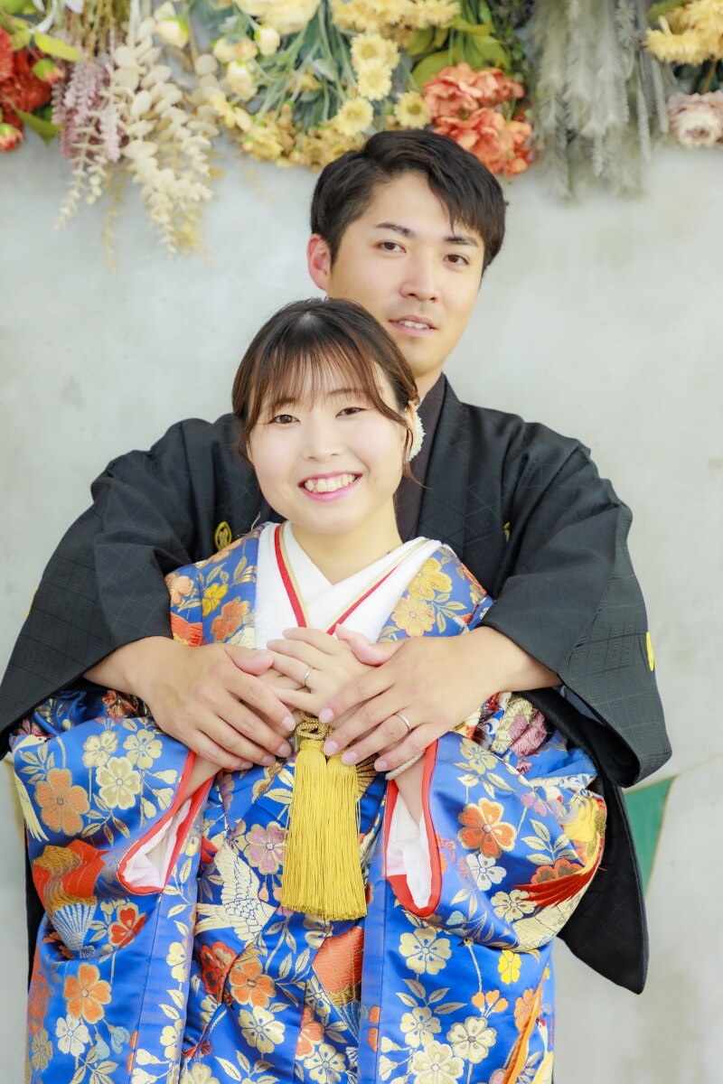 バックハグをしてニコニコな笑顔で