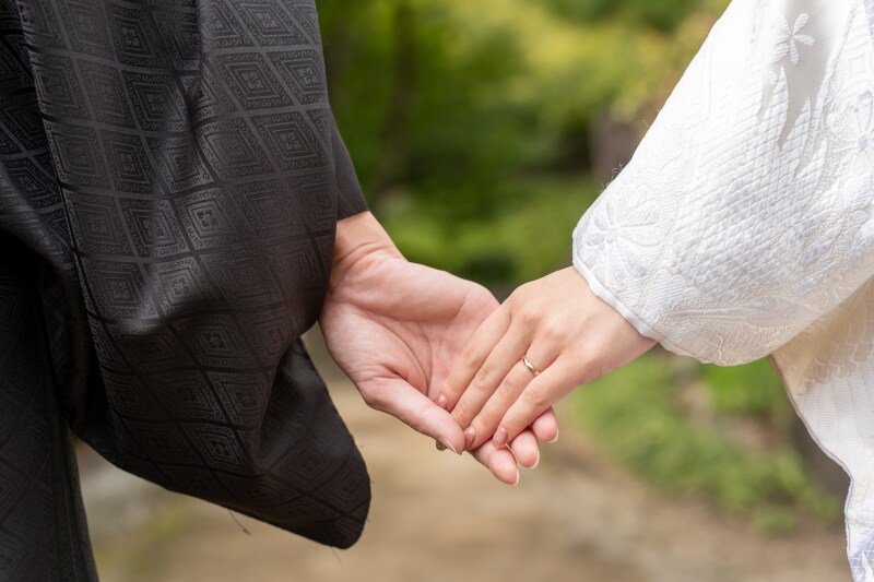 重ねた手に込めた誓いの証