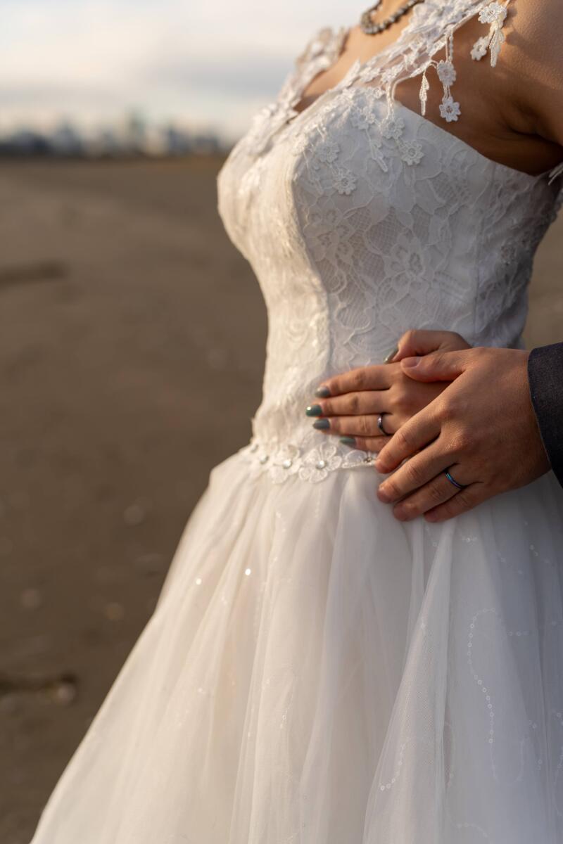 繋いだ手に光る誓いのリング