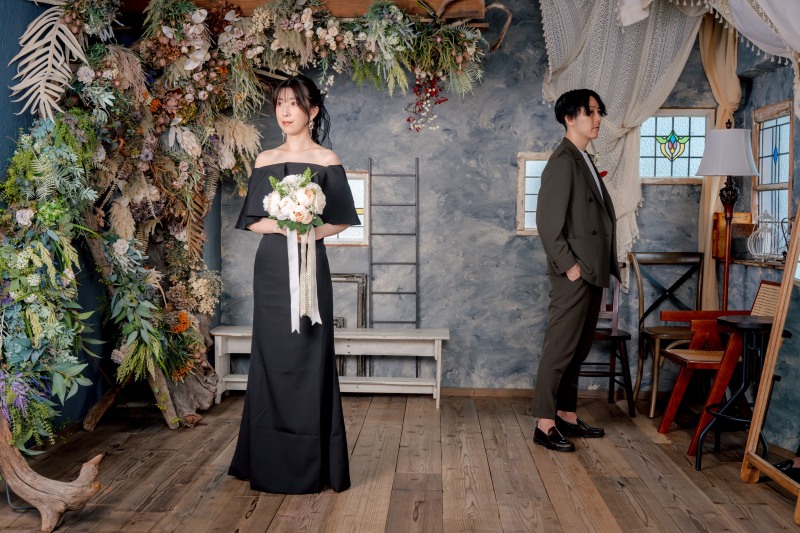 グレーの壁にドライフラワーが豪華なスタジオにて