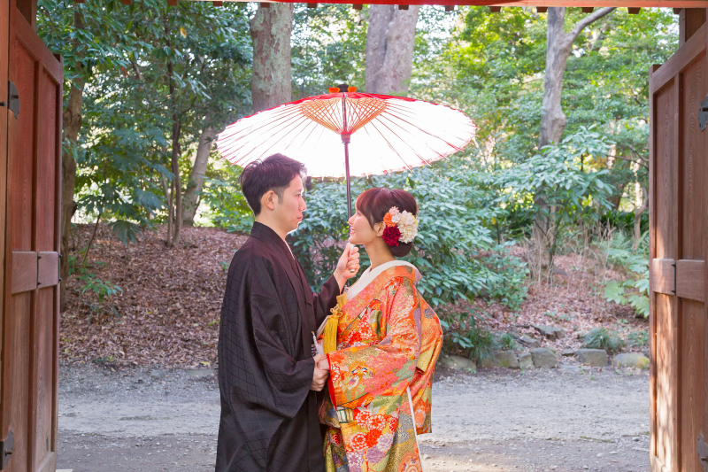 相合傘の下で愛を誓う